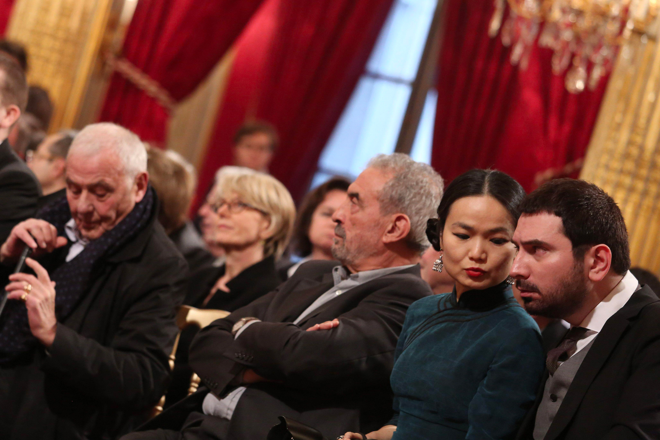 Philippe Sollers, Driss El Kesri, Sophie Zhang, Georgi K. Galabov à la Cérémonie de-remise de décoration de Commandeur de la Légion d'Honneur à Julia Kristeva. Palais de l'Élysée, 18 février 2015 